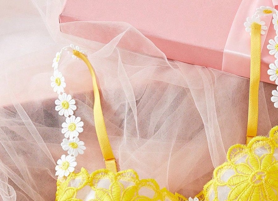 Detalle bordado de margaritas blancas sobre tul de la nueva colección