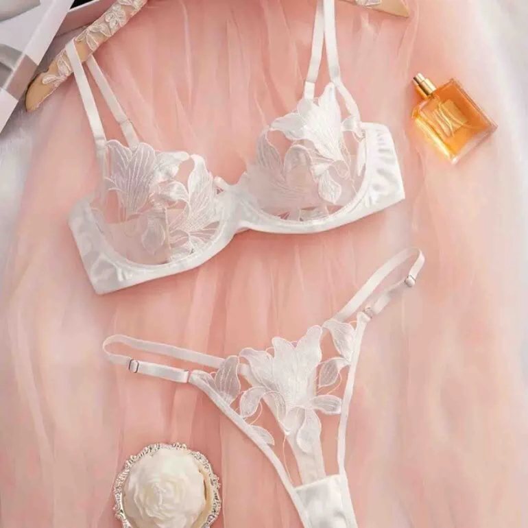 Conjunto de encaje marfil con brasier de aro y panty de tiras