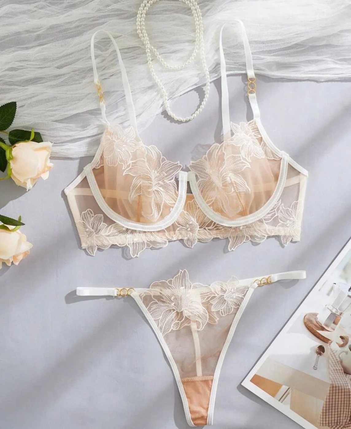 Brasier champagne bordado con flores, protagonista del encuadre